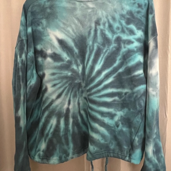 Chic Blue Tie-Dye Sweater – Comfy, Bold & On-Trend - Picture 5 of 5